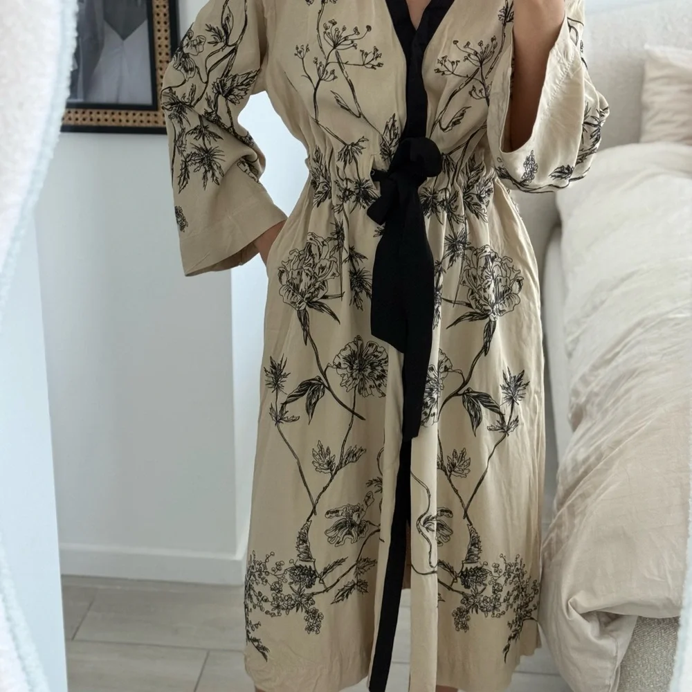 Floral Print Kimono Robe - Black and Tan. Size S-M. Premium collection H&M. - Picture 3 of 12